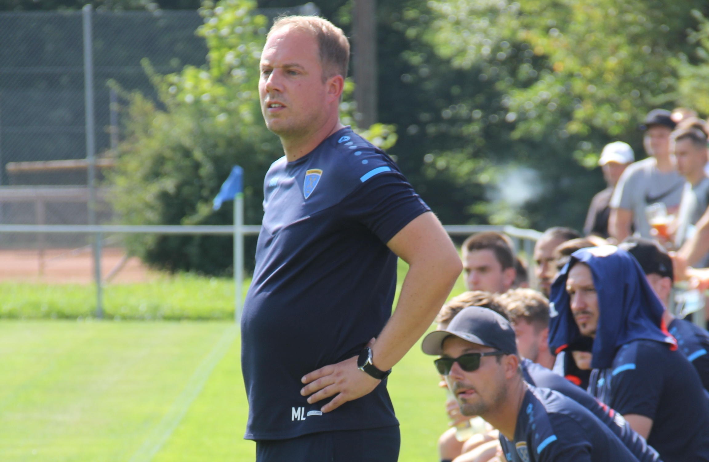 Die Blicke von Trainer Marcel Lindner und Marcus Binder gehen ins Leere. Am 4. Juli ist für den TV Darmsheim Trainingsauftakt für die Bezirksliga-Runde.Bild: Oberdorfer/A