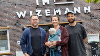 Matthias Mettmann, Hannah Japes und Steffen Posner (von links) vor der Location Im Wizemann. Das erste ausverkaufte Konzert fand im September 2015 statt..