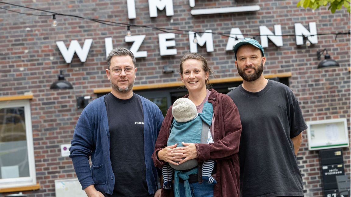 Matthias Mettmann, Hannah Japes und Steffen Posner (von links) vor der Location Im Wizemann. Das erste ausverkaufte Konzert fand im September 2015 statt..