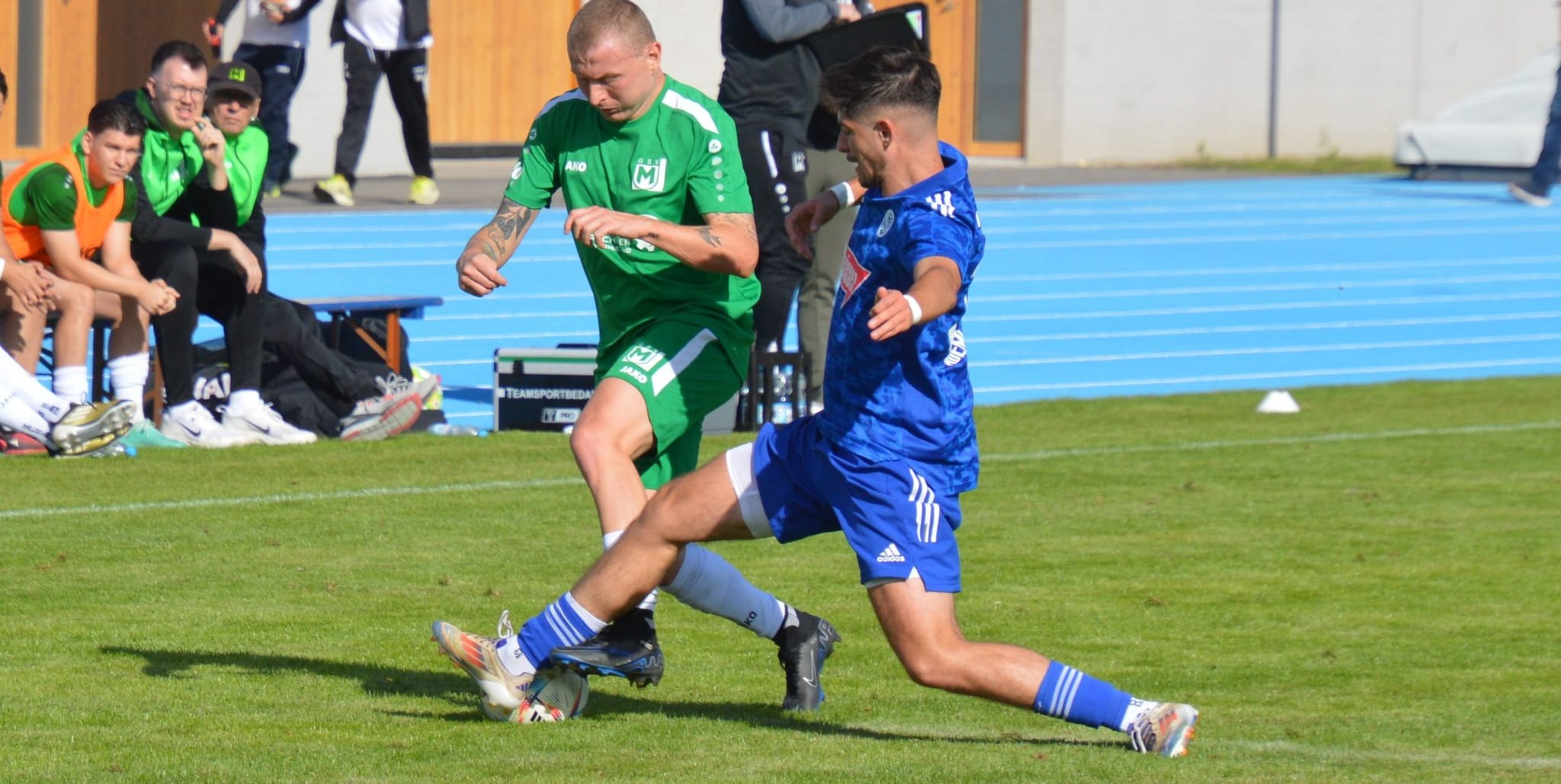 Sindelfingens Mittelfeldspieler Artan Ademi (blaues Trikot) hat sich beim Spiel in Donzdorf das Trommelfell gerissen, will gegen seinen Ex-Verein aber unbedingt dabei sein.Bild: Zvizdiç