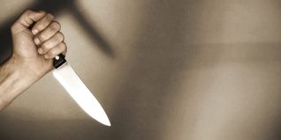 Die Frau folgte einer anderen mit einem Küchenmesser in der Hand.