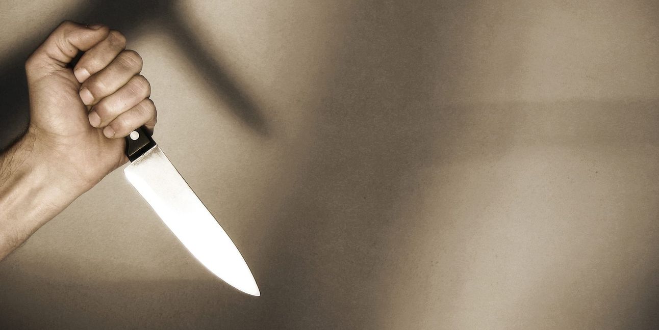 Die Frau folgte einer anderen mit einem Küchenmesser in der Hand.