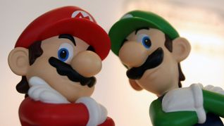 Figuren von Super Mario und Luigi in der Nintendo-Firmenzentrale in Tokio.