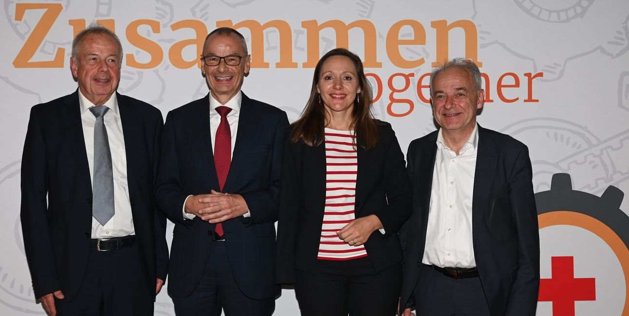 Der neue Vorstand des DRK-Kreisverbands Böblingen (von links): Schatzmeister Gerd Sprecher, Präsident Hans Dieter Scheerer, Vizepräsidentin Jasmina Hostert und Justiziar Dr. Tobias Brenner.  
	Bilder:  Reichert