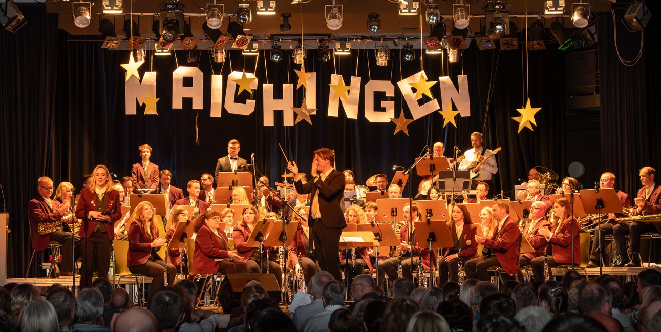 Die Musikkapelle und ihre Sängerin Julie Roth (ganz links) begeisterten die Zuhörer im ausverkauften Bürgerhaussaal.