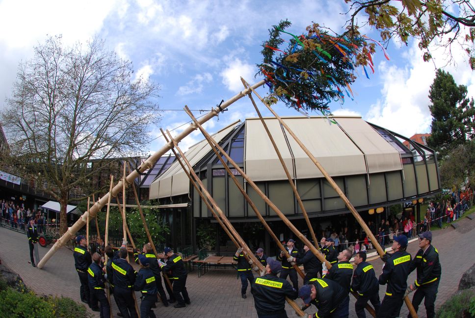 Auch wenn die meisten das Maichinger Bürgerhaus als Hintergrund beim Maibaumstellen kennen dürften, aber das Gebäude ist sanierungsbedürftig.