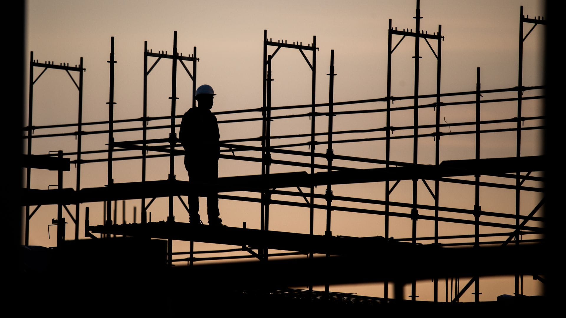 Die Beschäftigung in Deutschland hat 2024 einen neuen Höchststand erreicht - am Bau aber arbeiten weniger Menschen (Archivbild)
