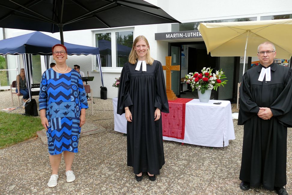 Ein neues Gesicht an der Böblinger Martin-Luther-Gemeinde (von links): Pfarrerin Eva Schury, die neue Pfarrrin Lara Wagner und Dekansvertreter Dr. Fritz Röcker.                  Bild: Lück