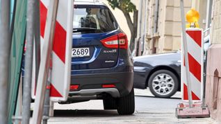 Im Südwesten wird in vielen größeren Städten aus Sicht der Umwelthilfe ein Auge zugedrückt, wenn Autofahrer rechtswidrig auf Bürgersteigen parken.