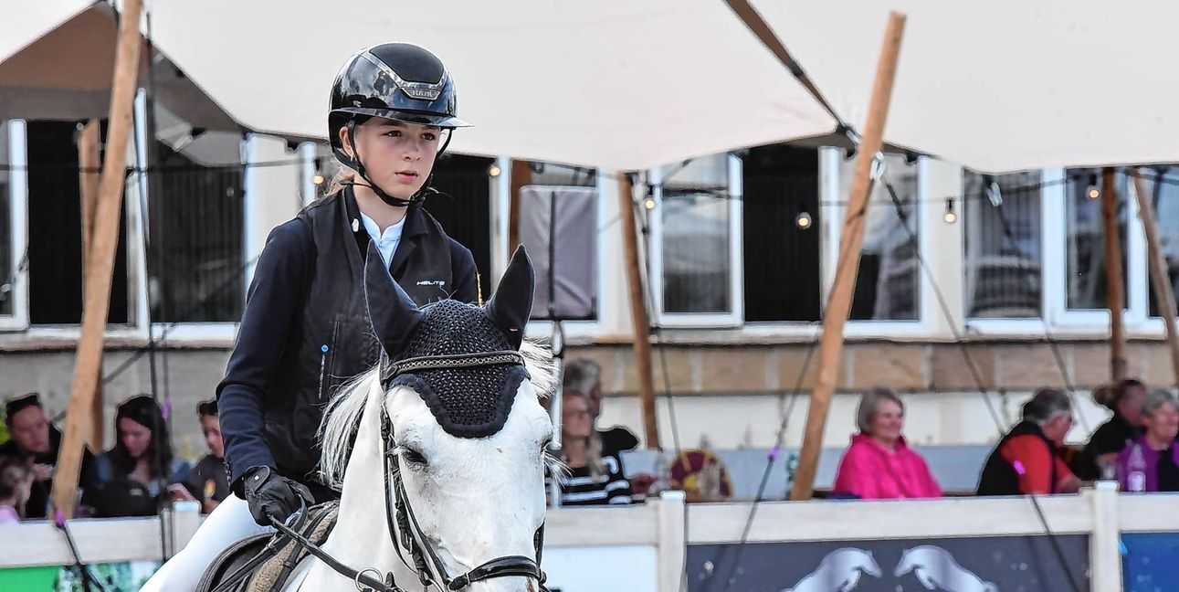 Luisa Rothz trotzte am Samstag den widrigen Bedingungen beim Turnier in Waldenbuch und sicherte eine Sieg im M-Springen. Bild: Häusler