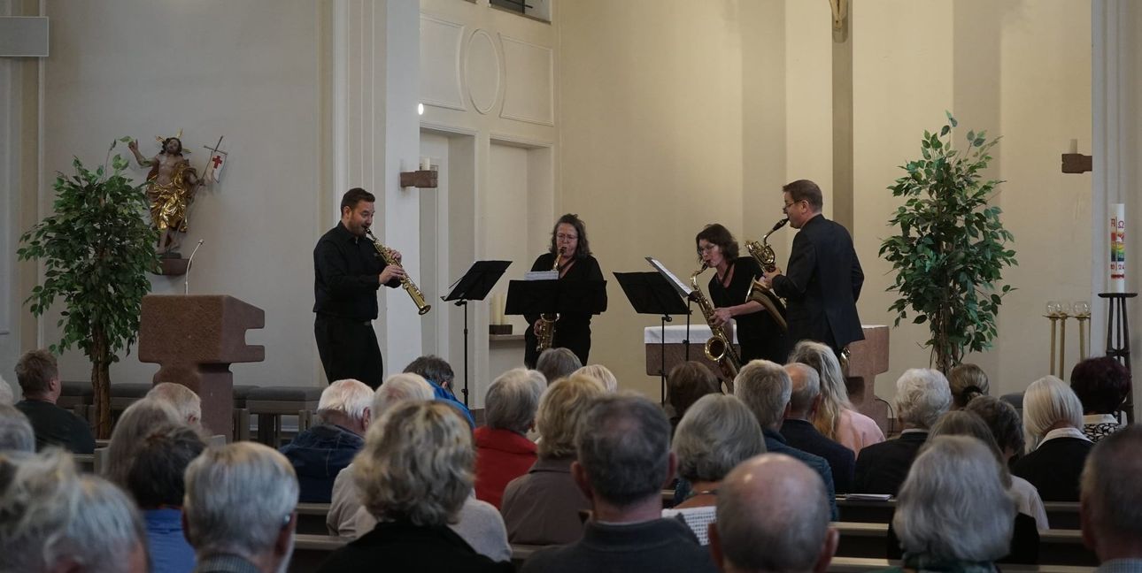 Das Ardey Saxofonquartett spielte die Schloss-Serenade regengeschützt in der Dätzinger Leonhardskirche.