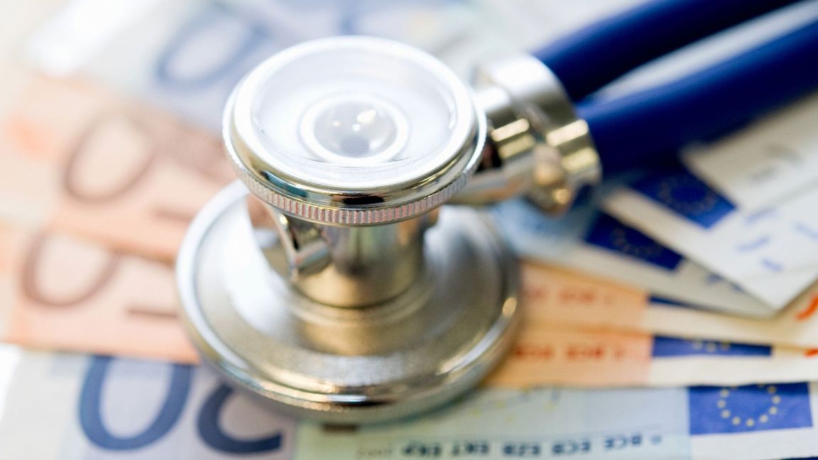 Die Krankenkassen schätzen das Defizit für 2024 auf sechs Milliarden Euro. In der gesetzlichen Pflegeversicherung ist die Lage  ähnlich dramatisch.