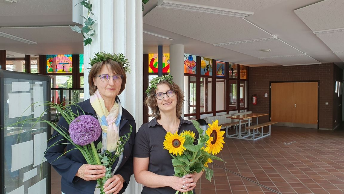 Blumen zum Abschied: Mariane Ilgenfritz (links) und Nadja Kimmerle. Bild: Christian Maier