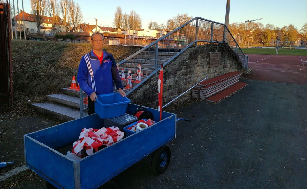 Hier räumt Dieter Locher das alte Floschenstadion vor dem Abriss aus.