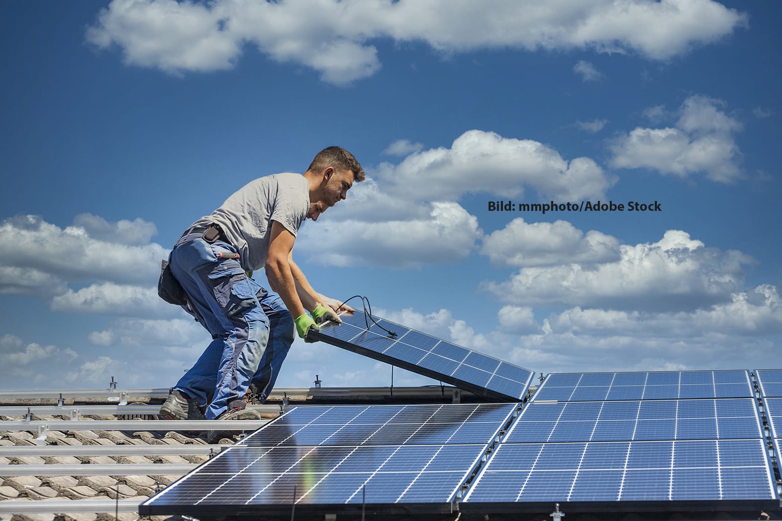 Wer sich eine Photovoltaik-Anlage in Betrieb nehmen will, bekommt ab Februar weniger Geld für die Einspeisung von Solarstrom ins öffentliche Netz. Bild: mmphoto/Adobe Stock