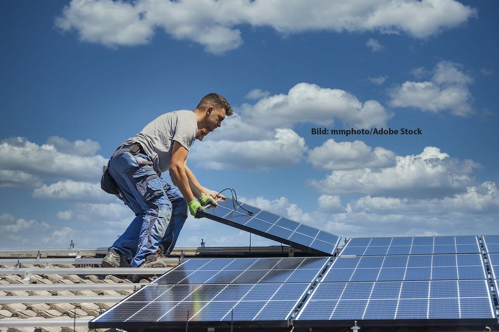 Wer sich eine Photovoltaik-Anlage in Betrieb nehmen will, bekommt ab Februar weniger Geld für die Einspeisung von Solarstrom ins öffentliche Netz. Bild: mmphoto/Adobe Stock