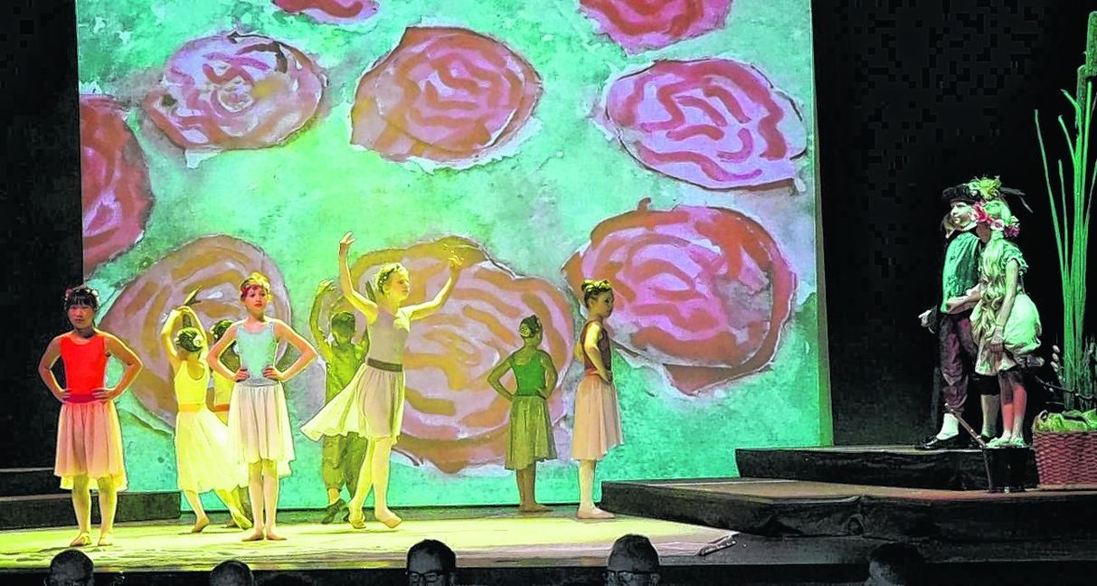 Bei der Uraufführung der „Magischen Moldaumuschel“ von der Musik- und Kunstschule im voll besetzten Europasaal der Kongresshalle standen im Laufe des Abends rund 200 Kinder auf der Bühne. Bild: Heiden