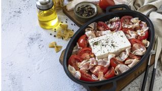 Schafskäse aus dem Backofen schmeckt besonders in Kombination mit Tomaten, meint unsere Autorin.