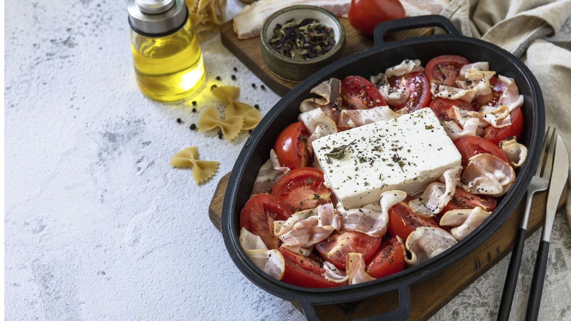 Schafskäse aus dem Backofen schmeckt besonders in Kombination mit Tomaten, meint unsere Autorin.