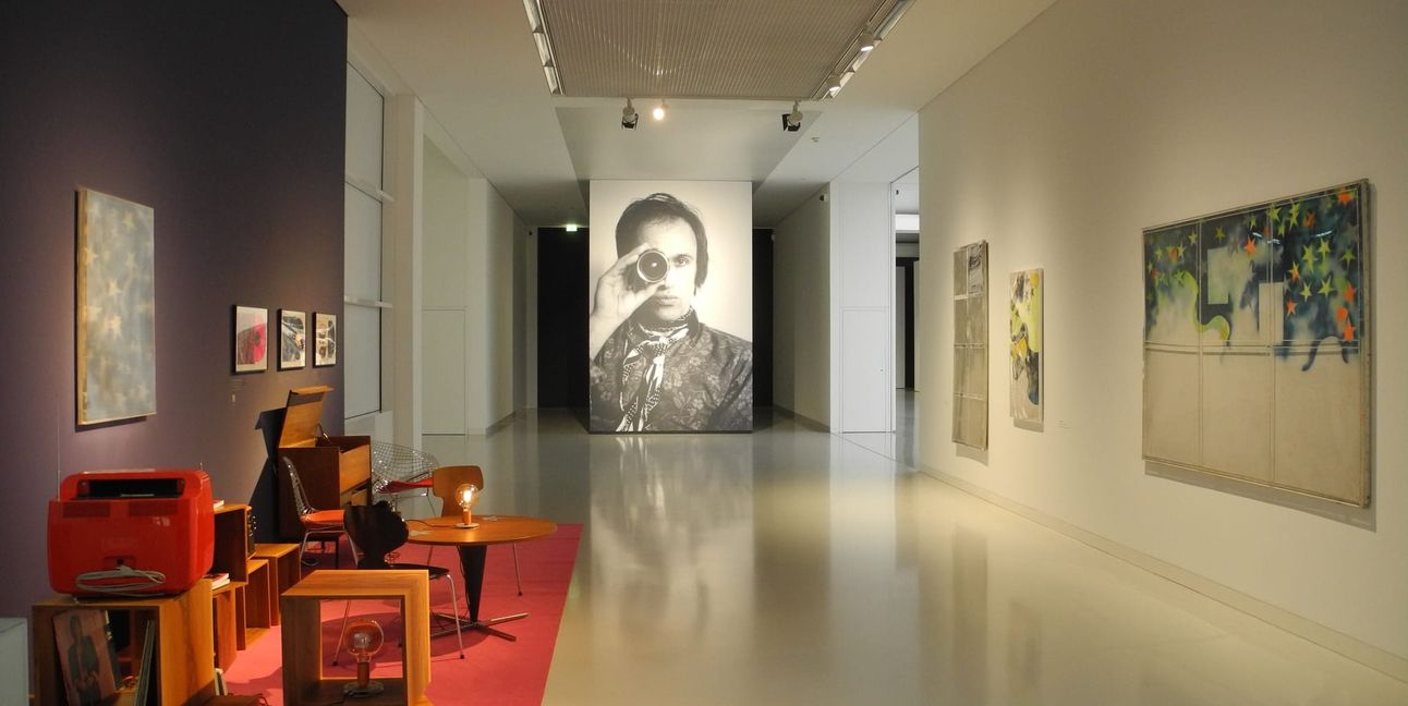Blick in die neue Ausstellung im Sindelfinger Schauwerk mit Werken von Mario Schifano.