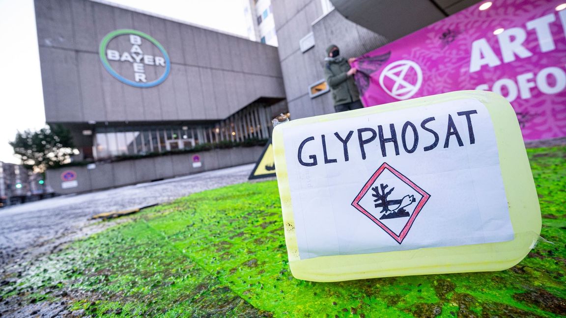Ein Plastikcontainer mit der Aufschrift "Glyphosat" bei einer Protestaktion vor dem Eingang des Chemiekonzerns Bayer. (Archivbild)