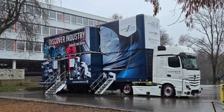 Der Erlebnis-Lern-Truck des Programms Discover Industry steht auf dem Schulhof der Realschule am Klostergarten in Sindelfingen und macht Technik und Berufsorientierung für Schüler direkt vor Ort erlebbar. 	Bilder: Klemm