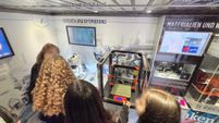 Ein Blick ins Innere des Lern-Trucks Discover Industry mit seinen verschiedenen Mitmach-Stationen zur Technik- und Berufsorientierung.