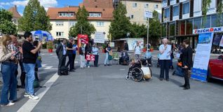 Die Kundgebung in Böblingen zum Internationalen ME/CFS-Tag am Elbenplatz mit Claudia Schuster (rechts) und SPD-Politiker Florian Wahl.