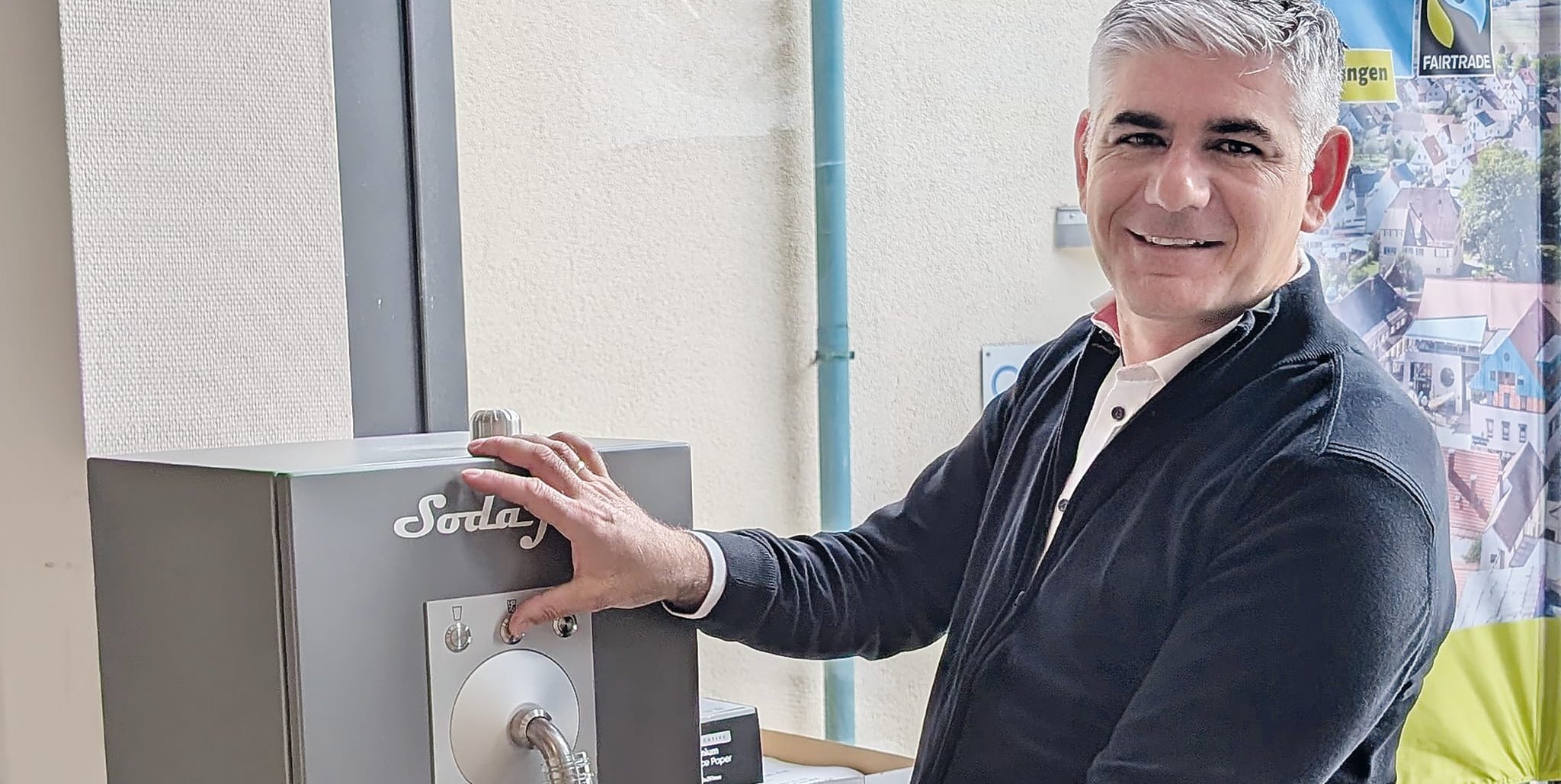 Bürgermeister Ioannis Delakos probiert den Wasserspender im Neuen Rathaus aus.