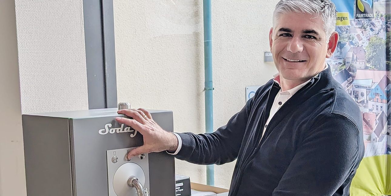 Bürgermeister Ioannis Delakos probiert den Wasserspender im Neuen Rathaus aus.
