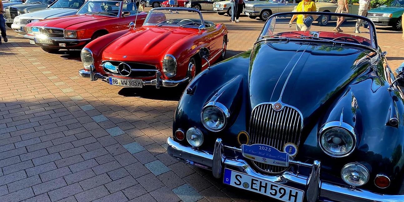 Zwei besondere Stücke: der rote Mercedes-Benz 300 SL Roadster, daneben ein seltener Jaguar XK 150 bei einem Zwischenstopp. Bild: Thomas Vogel