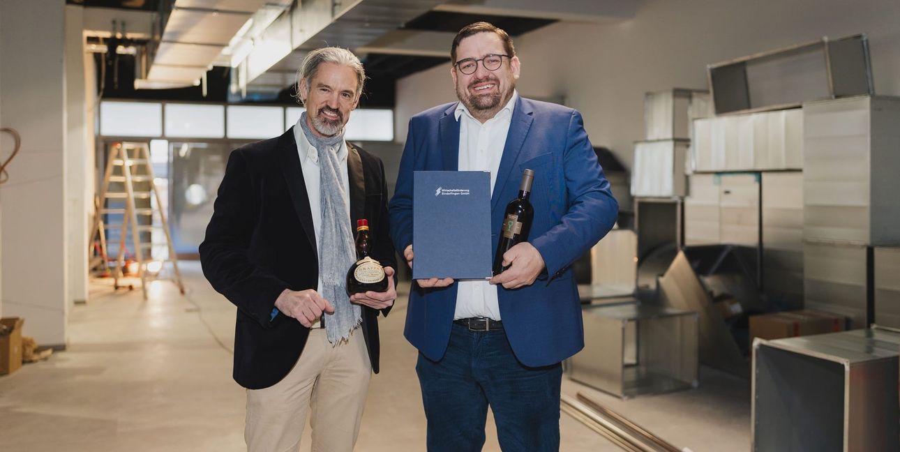 Holger  Wieden (links) und Felix Rapp, Geschäftsführer der Wirtschaftsförderung Sindelfingen nach der Vertragsunterschrift. Bild: Benjamin Knoblauch