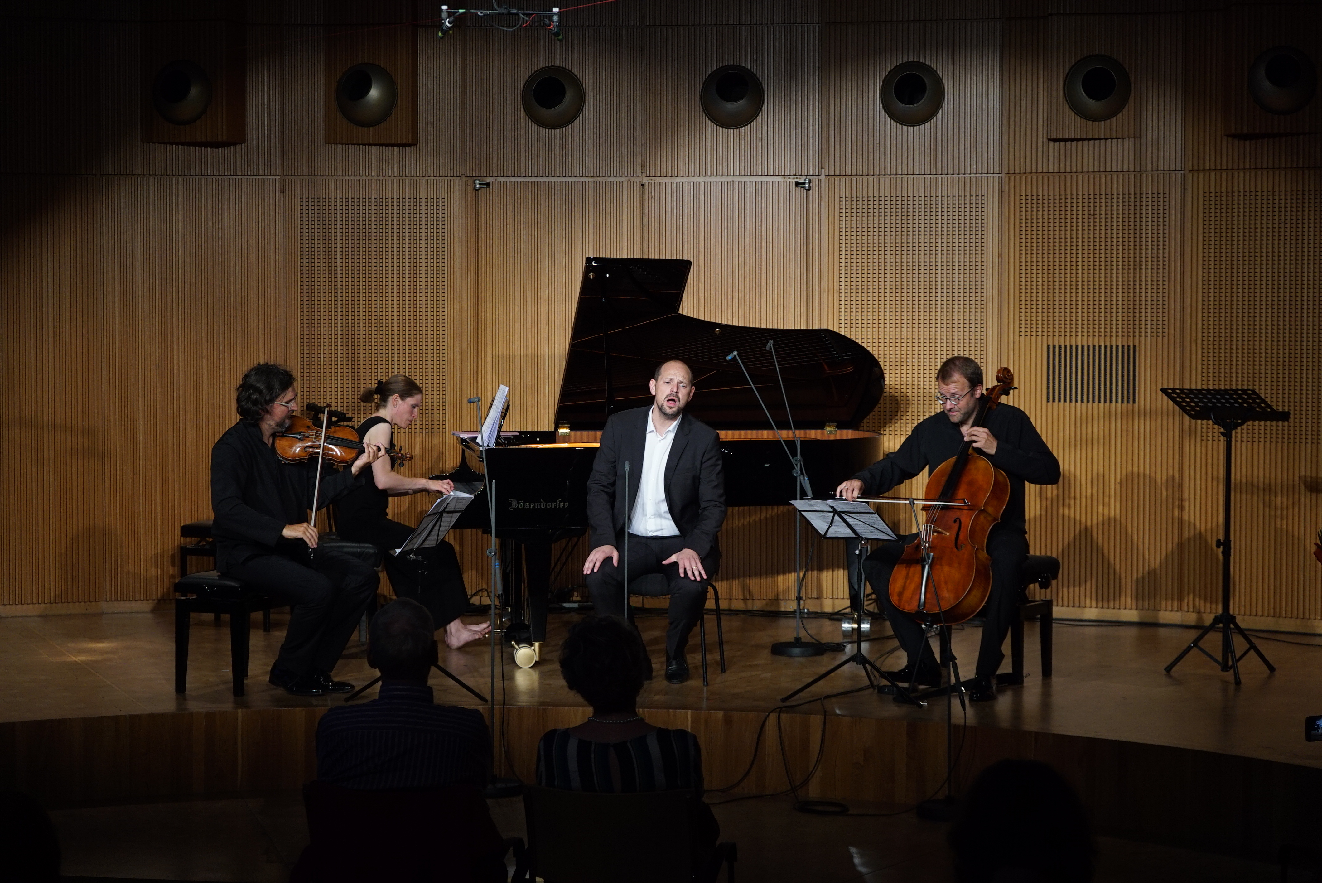 Bariton Johannes Held und das Morgenstern-Trio beim Abschlusskonzert des diesjährigen Zwerg-Festivals.                  Bild: Heiden
