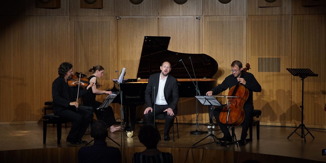 Bariton Johannes Held und das Morgenstern-Trio beim Abschlusskonzert des diesjährigen Zwerg-Festivals.                  Bild: Heiden