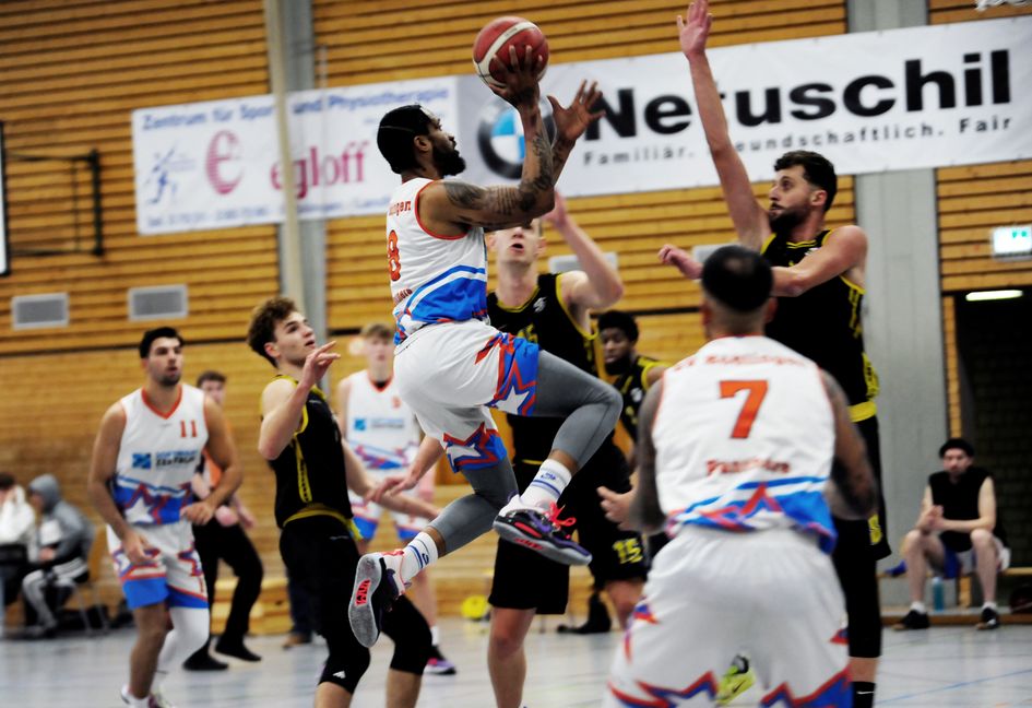 Alleine 33 Punkte gingen in Söflingen auf das Konto von David Edward Blackburn (am Ball).     Bild: Photostampe