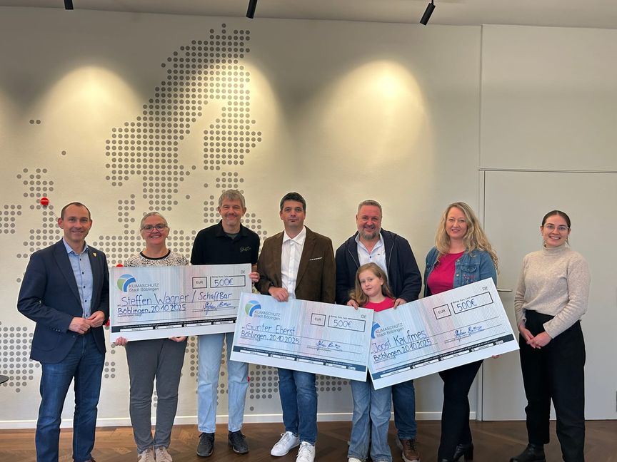 Böblingens Oberbürgermeister Dr. Stefan Belz (links) mit den drei Gewinnern des Balkonkraftwerks-Wettbewerbs. Bild: z