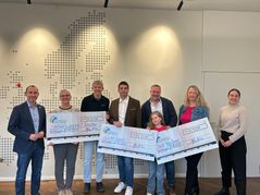 Böblingens Oberbürgermeister Dr. Stefan Belz (links) mit den drei Gewinnern des Balkonkraftwerks-Wettbewerbs. Bild: z