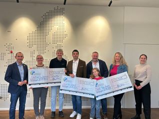 Böblingens Oberbürgermeister Dr. Stefan Belz (links) mit den drei Gewinnern des Balkonkraftwerks-Wettbewerbs. Bild: z