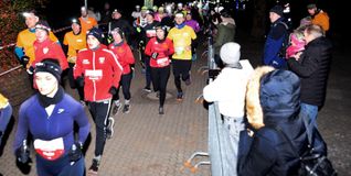 Stirnlampe, Schal und Handschuhe: So geht es auf die Strecke.