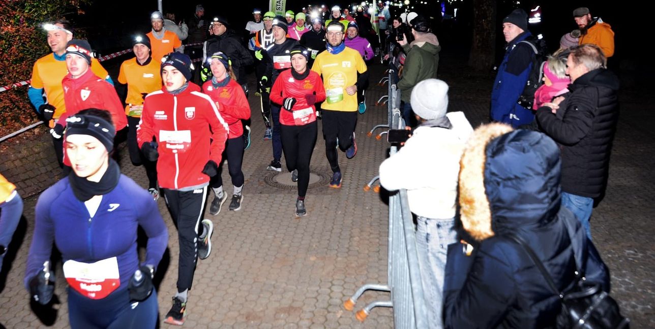 Stirnlampe, Schal und Handschuhe: So geht es auf die Strecke.