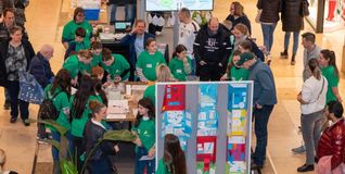 Schüler zeigen bei der Schlau-Schau im Breuningerland Sindelfingen ihre Projekte – Besucher dürfen staunen, fragen und vieles selbst ausprobieren.	Bild: Nüßle/A