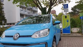 Ein E-Auto lädt am Maichinger Bürgerhaus