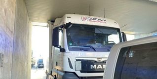 Am Montag blieb mal wieder ein LKW in der Bahnunterführung hängen.