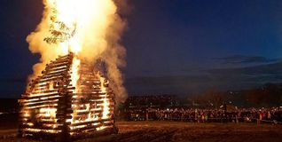 Die Funkenhexe geht sieben Minuten nach Entzündung um 18.36 in einer großen Stichflamme auf.