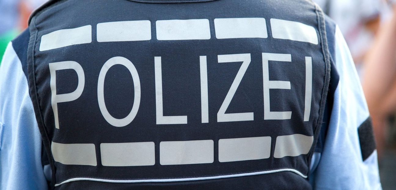 Schaulustige werden gebeten, den Einsatzort zu verlassen.