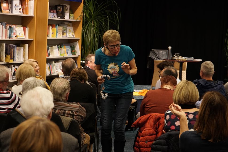 Elisabeth Kabatek sucht im Pulbikum nach Fesselungsopfern für ihre Zebrafell-Handschellen. Bild: Heiden