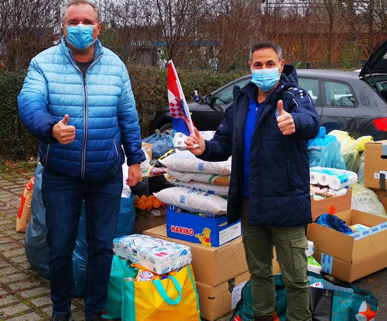 Jugendleiter Detlef Büttner und Tansel Taş  zögern nicht lange, sondern helfen sofort (von links).Bild: z