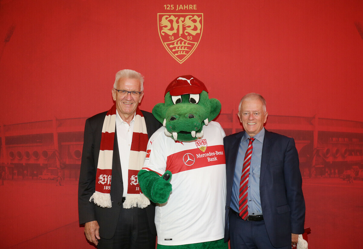 Winfried Kretschmann und das VfB-Maskottchen Fritzle freuen sich auf das Landesduell mit dem SC Freiburg.