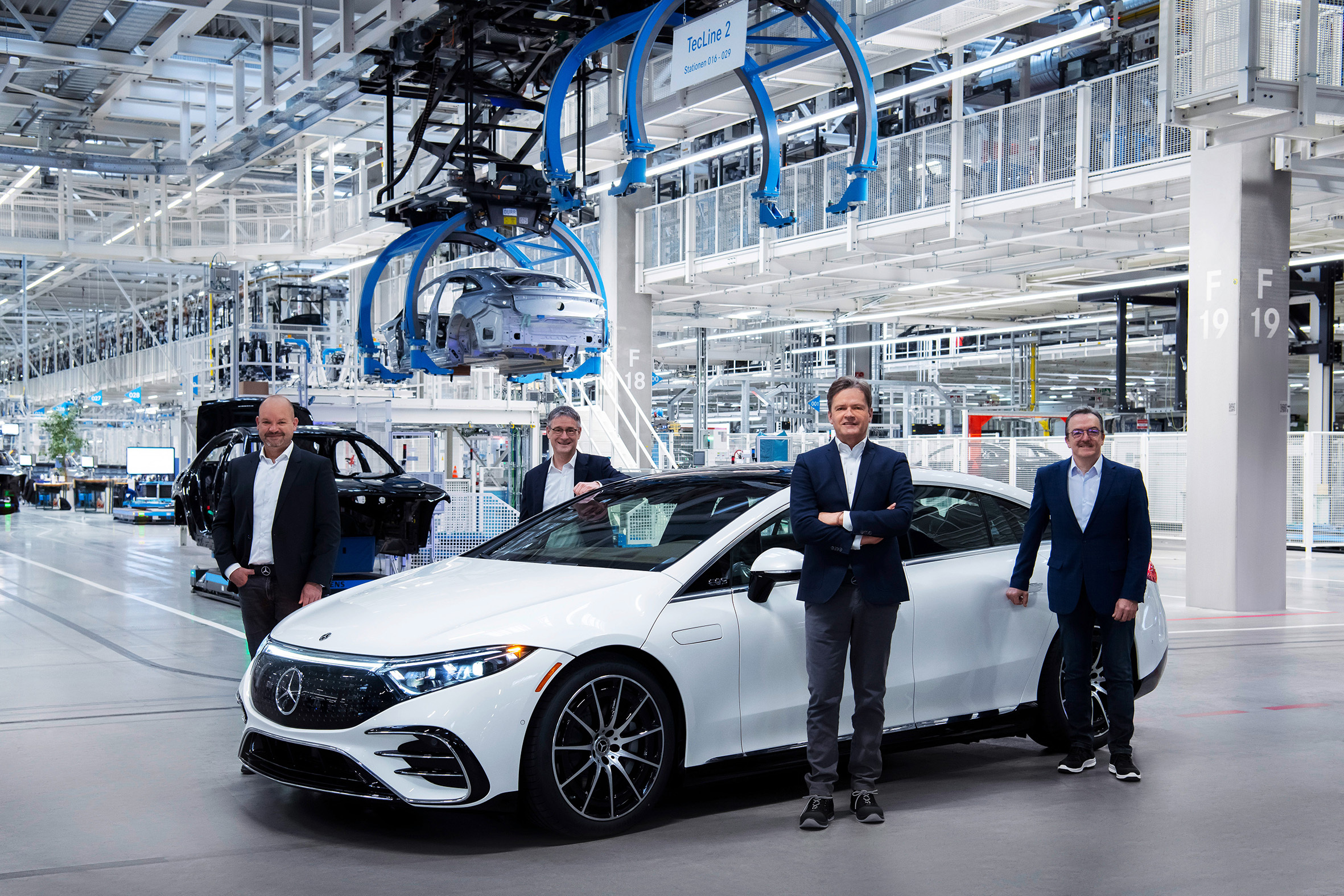 Produktionsstart für den Mercedes EQS in der Factory 56 in Sindelfingen: Das SZ/BZ-Bild zeigt von links Mercedes-Vorstand Jörg Burzer, Werkleiter Michael Bauer, Markus Schäfer, Daimler-Vorstandsmitglied für die Konzernforschung, und den Betriebsratsvorsitzenden Ergun Lümali.  Bild: z http://media.daimler.com