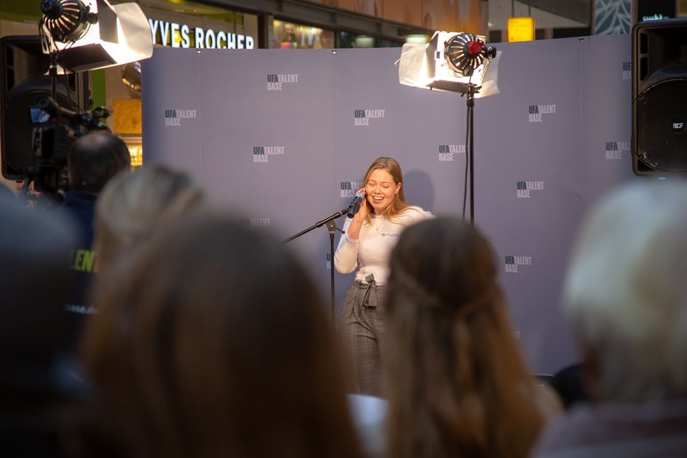 Wer Talent für eine Fernsehkarriere in sich spürt, kann am Samstag zur Casting-Show ins Sindelfinger Stern-Center kommen. Bild: UFA Talentbase